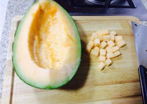 鸭子吃哈密瓜视频播放,鸭子吃哈密瓜视频走红网络